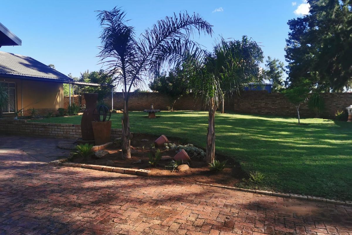 Beautifully Maintained 3-Bedroom Home for Sale in Stilfontein - Photo 2