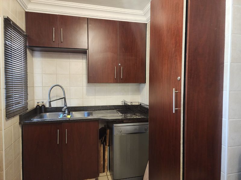 3 BEDROOM TOWNHOUSE IN WILKOPPIES - Photo 8