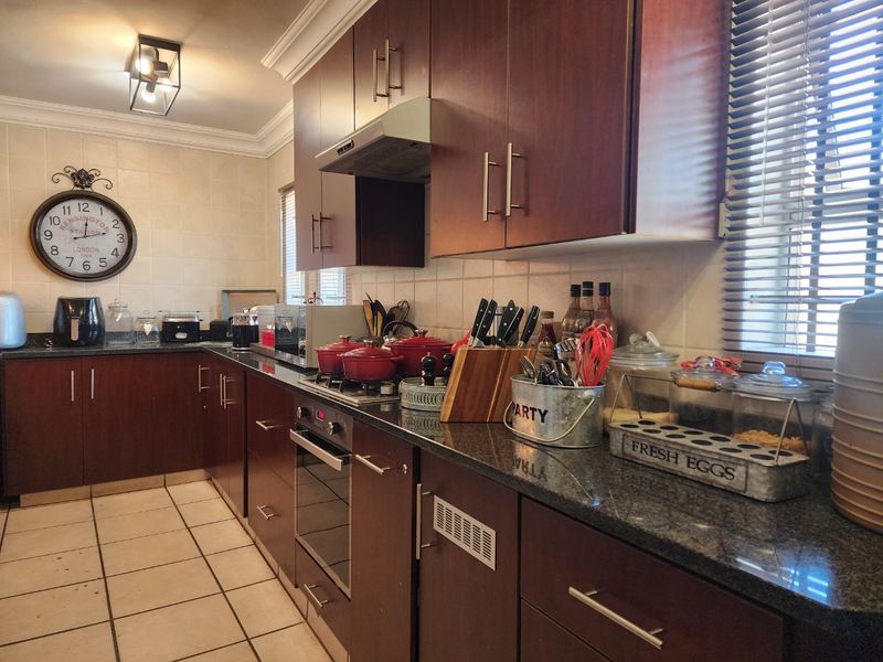 3 BEDROOM TOWNHOUSE IN WILKOPPIES - Photo 7