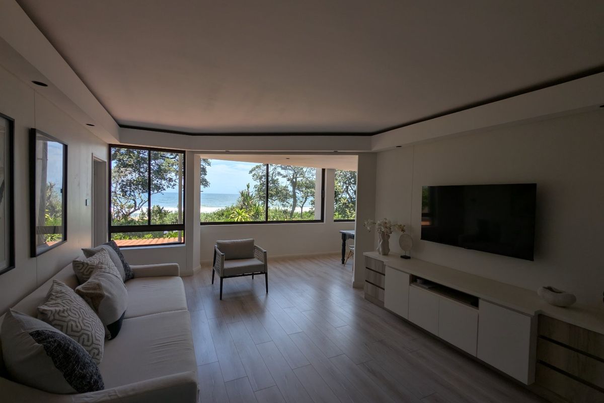 Umhlanga-La Lucia Beachfront - 3 bedroom unit - renovated and decorated to the highest standard - the perfect lock up and go! -Must be seen to be appreciated - great seaviews - Photo 2