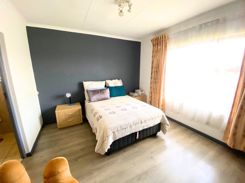 Spacious 3 Bedroom, 2 Bathroom Townhouse for Sale in Herons Complex - Photo 2