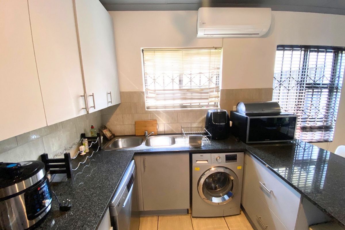 Spacious 3 Bedroom, 2 Bathroom Townhouse for Sale in Herons Complex - Photo 5