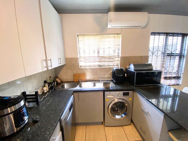 Spacious 3 Bedroom, 2 Bathroom Townhouse for Sale in Herons Complex - Photo 5