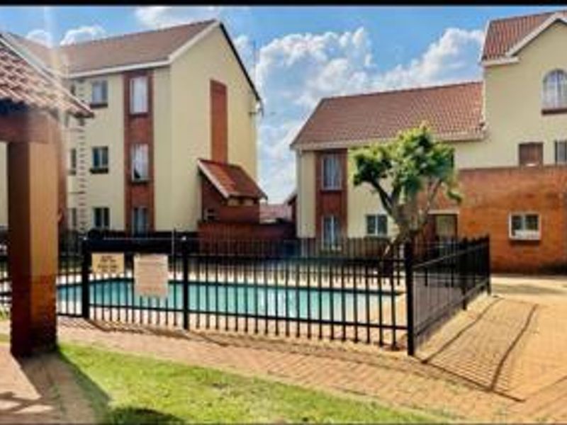 Executive 2 bedroom , 1 bath apartment in Prime Location - Luxury Amenities near a main road. - Photo 2