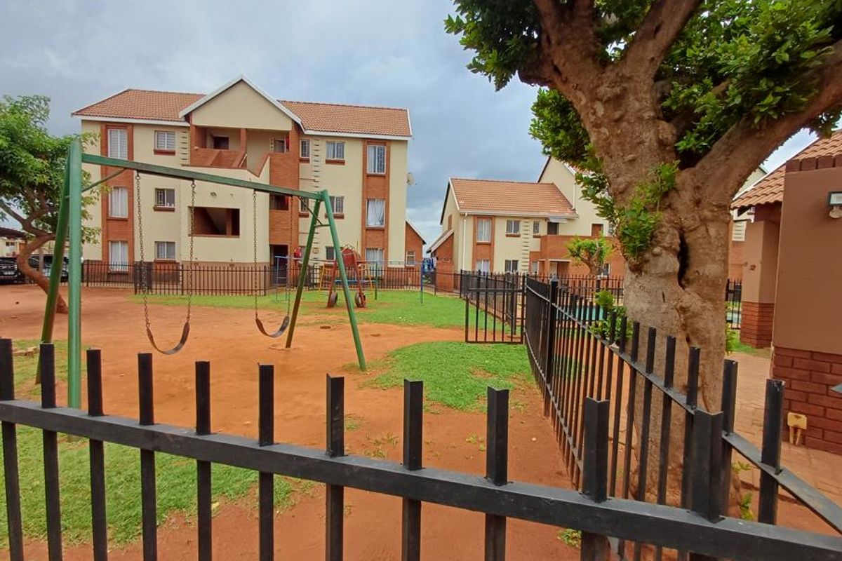 Executive 2 bedroom , 1 bath apartment in Prime Location - Luxury Amenities near a main road. - Photo 3