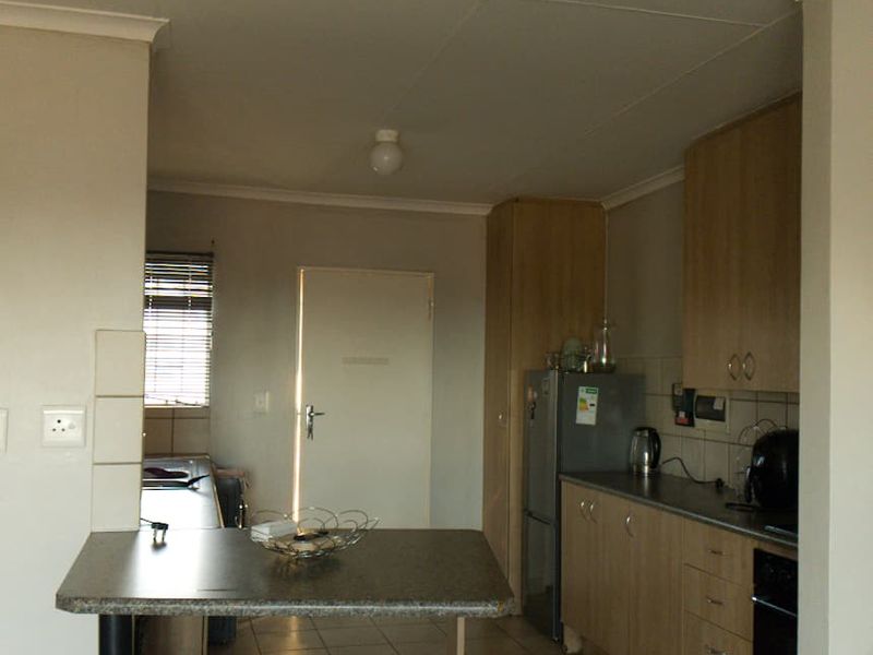 Executive 2 bedroom , 1 bath apartment in Prime Location - Luxury Amenities near a main road. - Photo 6