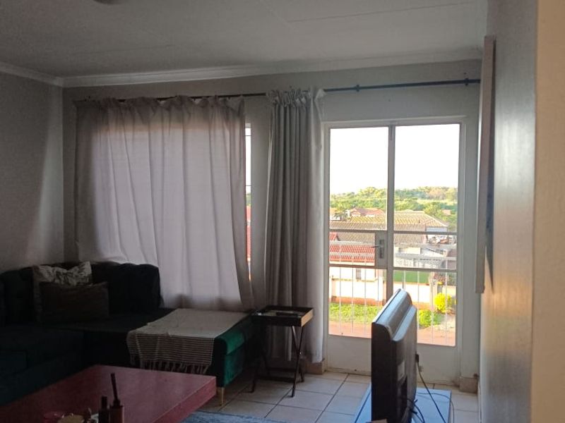 Executive 2 bedroom , 1 bath apartment in Prime Location - Luxury Amenities near a main road. - Photo 4