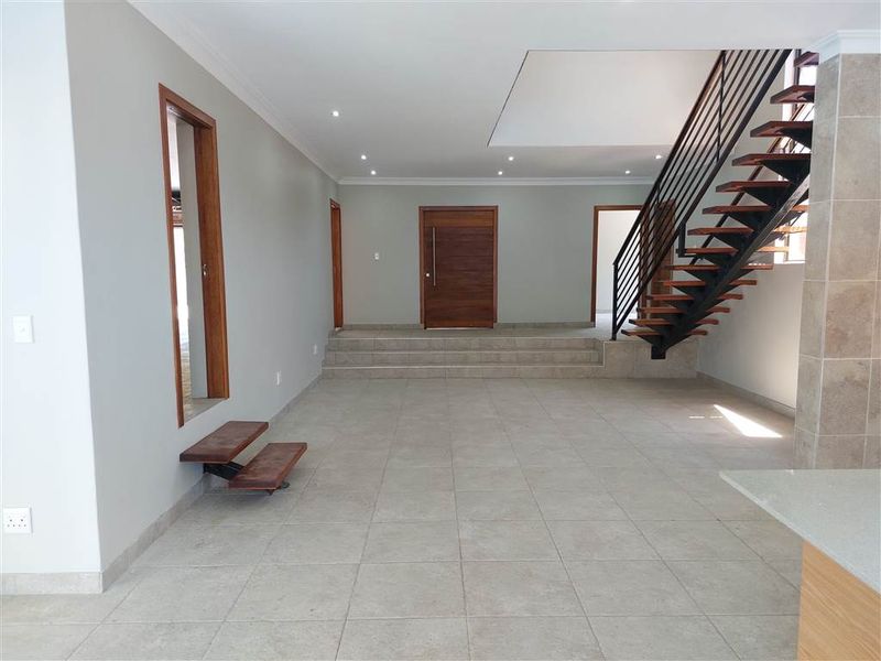 5 bedroom mansion in Izinga Estates - Photo 9