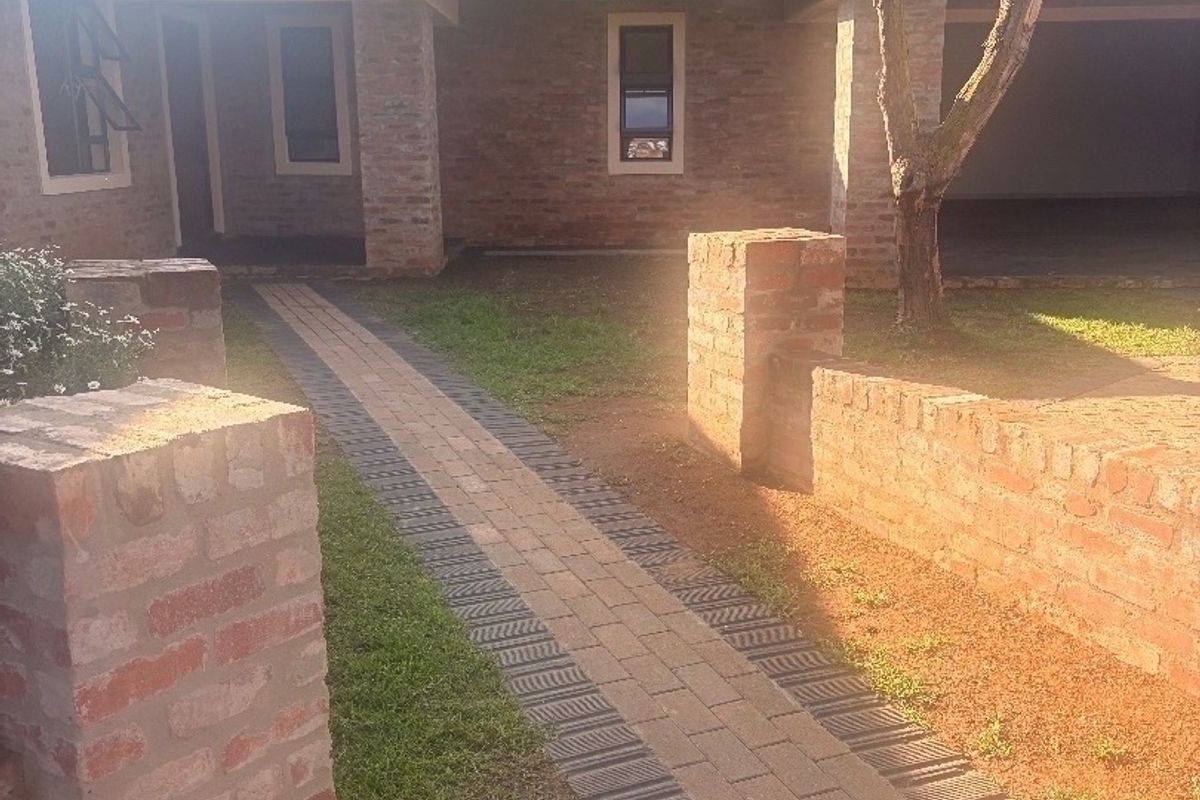 Stunning 4-Bedroom House for Rent  Discover this beautiful and spacious 4-bedroom home, perfect for a family or those who love to entertain! This property features: 	•	4 Spacious Bedrooms: Plenty of room for everyone. 	•	2 Modern Bathrooms: Stylish and functional. 	•	Swimming Pool: Enjoy relaxation and fun in your private pool. 	•	Entertainment Area: Ideal for gatherings and social events. 	•	Large Yard: Perfect for kids, pets, or gardening. 	•	Double Garage: Secure parking for multiple vehicles. 	•	2 Outdoor Bedrooms: Additional space for guests or a home office.  Located in a serene and convenient neighborhood, this home is ready to welcome you!  Contact us today to schedule a viewing! - Photo 5