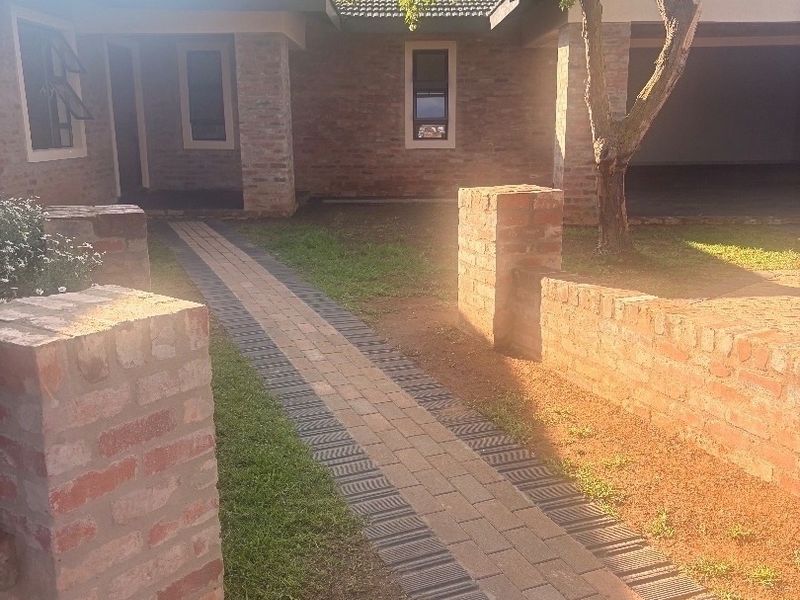 Stunning 4-Bedroom House for Rent  Discover this beautiful and spacious 4-bedroom home, perfect for a family or those who love to entertain! This property features: 	•	4 Spacious Bedrooms: Plenty of room for everyone. 	•	2 Modern Bathrooms: Stylish and functional. 	•	Swimming Pool: Enjoy relaxation and fun in your private pool. 	•	Entertainment Area: Ideal for gatherings and social events. 	•	Large Yard: Perfect for kids, pets, or gardening. 	•	Double Garage: Secure parking for multiple vehicles. 	•	2 Outdoor Bedrooms: Additional space for guests or a home office.  Located in a serene and convenient neighborhood, this home is ready to welcome you!  Contact us today to schedule a viewing! - Photo 5