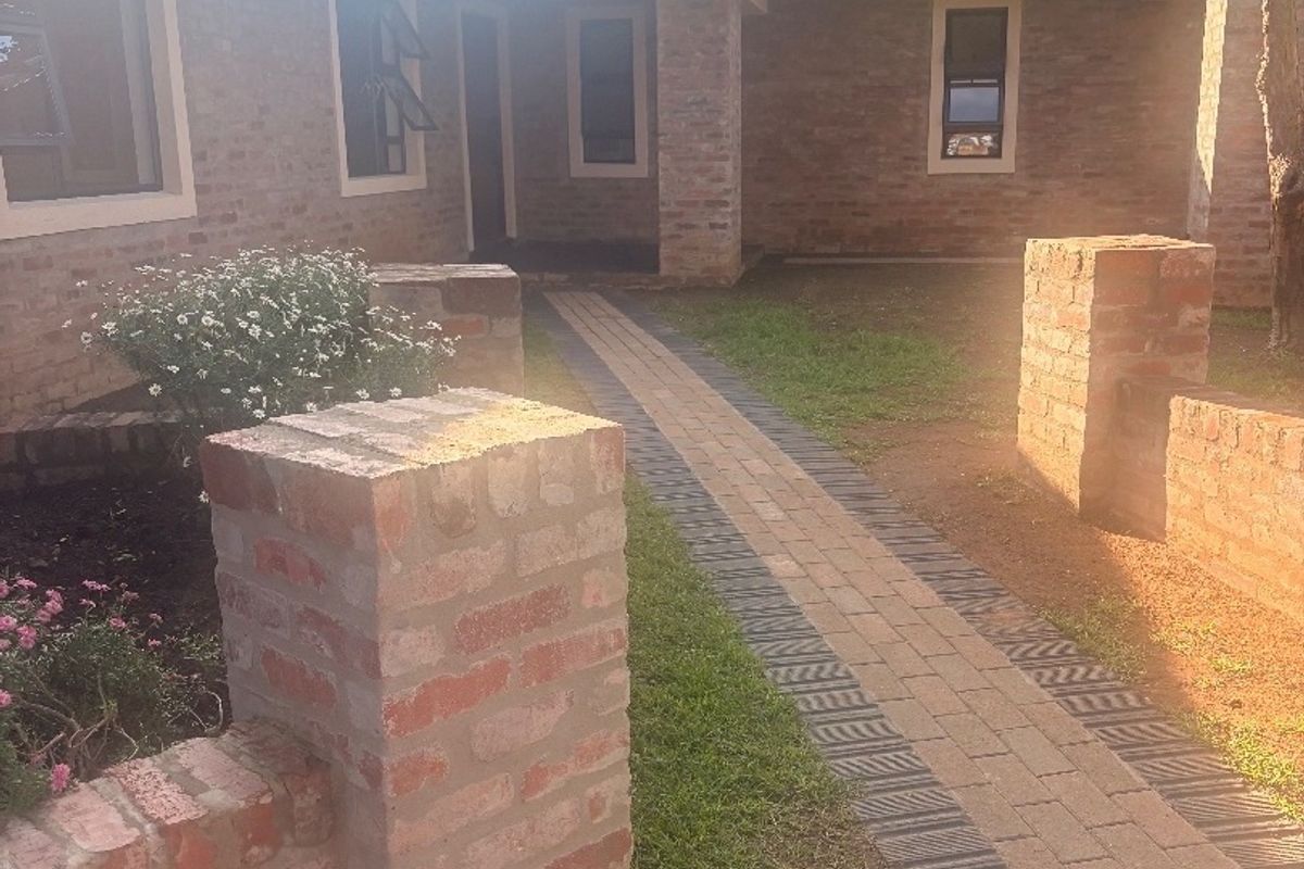 Stunning 4-Bedroom House for Rent  Discover this beautiful and spacious 4-bedroom home, perfect for a family or those who love to entertain! This property features: 	•	4 Spacious Bedrooms: Plenty of room for everyone. 	•	2 Modern Bathrooms: Stylish and functional. 	•	Swimming Pool: Enjoy relaxation and fun in your private pool. 	•	Entertainment Area: Ideal for gatherings and social events. 	•	Large Yard: Perfect for kids, pets, or gardening. 	•	Double Garage: Secure parking for multiple vehicles. 	•	2 Outdoor Bedrooms: Additional space for guests or a home office.  Located in a serene and convenient neighborhood, this home is ready to welcome you!  Contact us today to schedule a viewing! - Photo 4