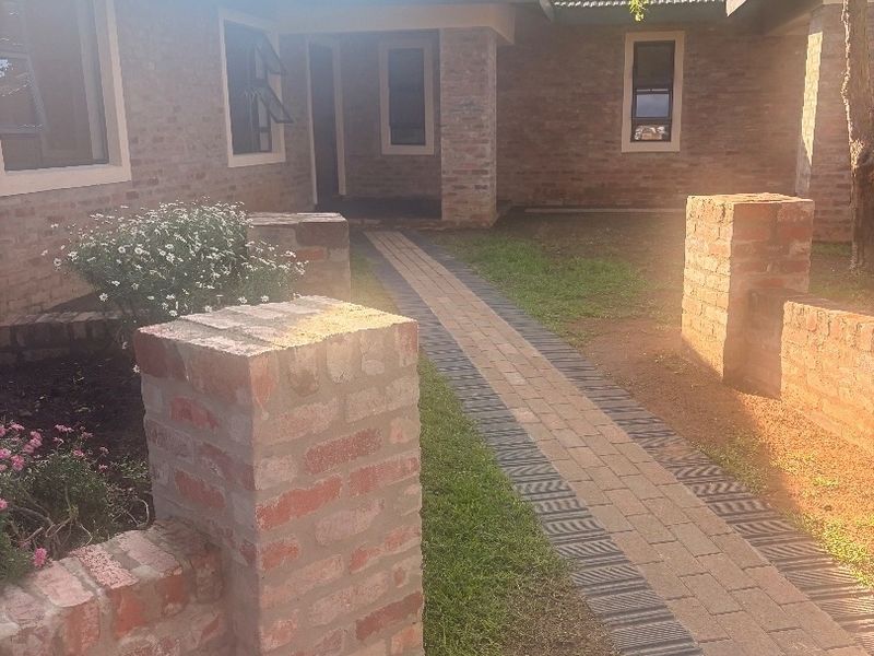 Stunning 4-Bedroom House for Rent  Discover this beautiful and spacious 4-bedroom home, perfect for a family or those who love to entertain! This property features: 	•	4 Spacious Bedrooms: Plenty of room for everyone. 	•	2 Modern Bathrooms: Stylish and functional. 	•	Swimming Pool: Enjoy relaxation and fun in your private pool. 	•	Entertainment Area: Ideal for gatherings and social events. 	•	Large Yard: Perfect for kids, pets, or gardening. 	•	Double Garage: Secure parking for multiple vehicles. 	•	2 Outdoor Bedrooms: Additional space for guests or a home office.  Located in a serene and convenient neighborhood, this home is ready to welcome you!  Contact us today to schedule a viewing! - Photo 4