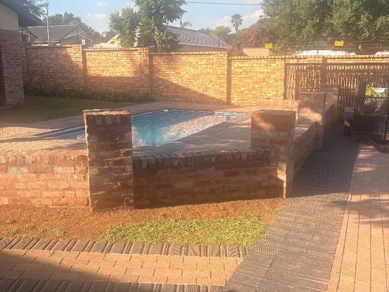 Stunning 4-Bedroom House for Rent  Discover this beautiful and spacious 4-bedroom home, perfect for a family or those who love to entertain! This property features: 	•	4 Spacious Bedrooms: Plenty of room for everyone. 	•	2 Modern Bathrooms: Stylish and functional. 	•	Swimming Pool: Enjoy relaxation and fun in your private pool. 	•	Entertainment Area: Ideal for gatherings and social events. 	•	Large Yard: Perfect for kids, pets, or gardening. 	•	Double Garage: Secure parking for multiple vehicles. 	•	2 Outdoor Bedrooms: Additional space for guests or a home office.  Located in a serene and convenient neighborhood, this home is ready to welcome you!  Contact us today to schedule a viewing! - Photo 2