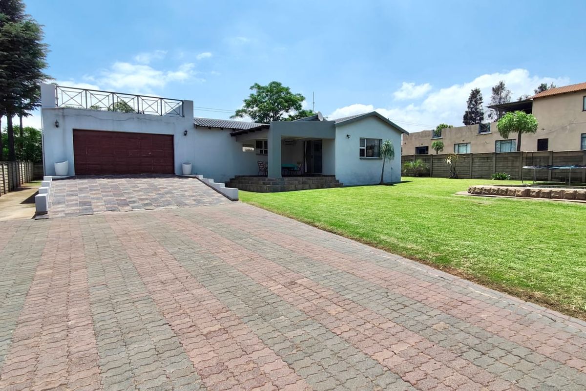 Charming 3-Bedroom Home With Stunning Vaal Dam Views - Photo 3