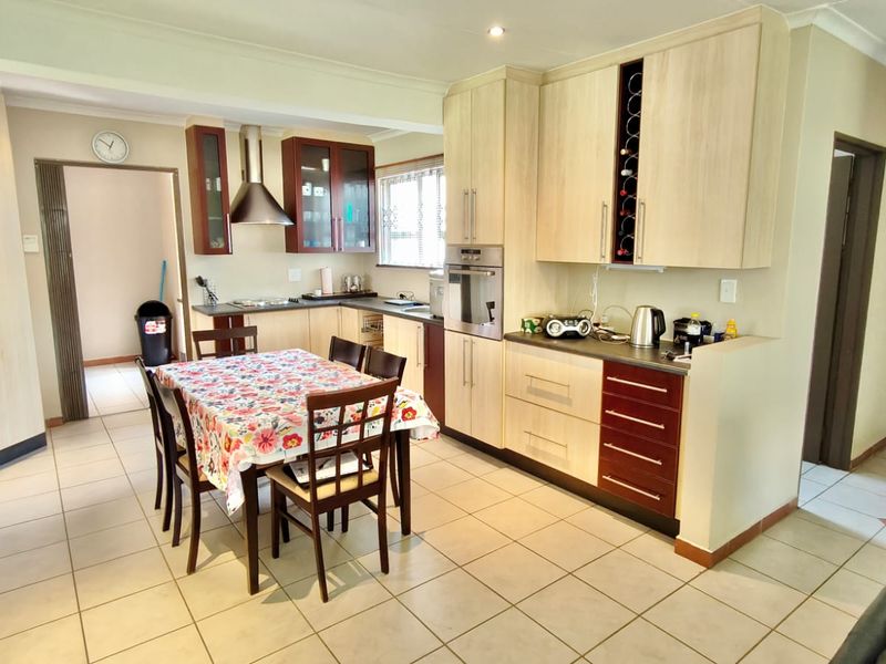 Charming 3-Bedroom Home With Stunning Vaal Dam Views - Photo 1
