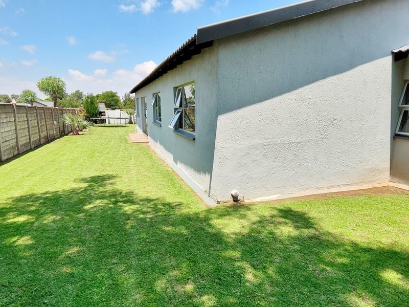 Charming 3-Bedroom Home With Stunning Vaal Dam Views - Photo 7