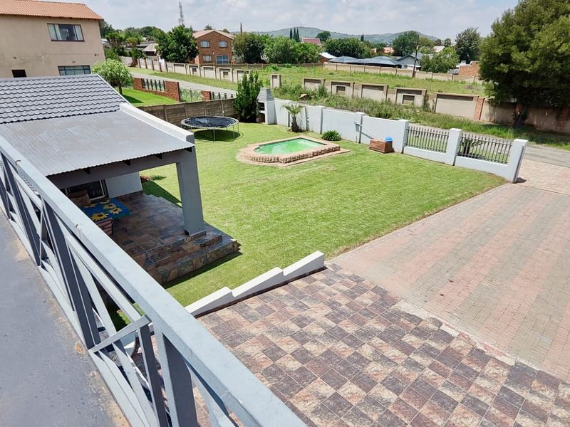 Charming 3-Bedroom Home With Stunning Vaal Dam Views - Photo 3