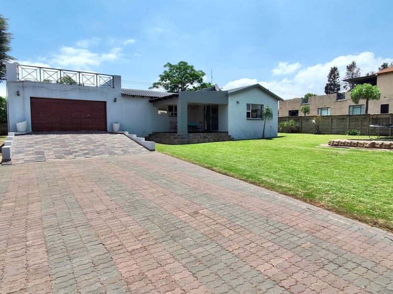 Charming 3-Bedroom Home With Stunning Vaal Dam Views - Photo 4