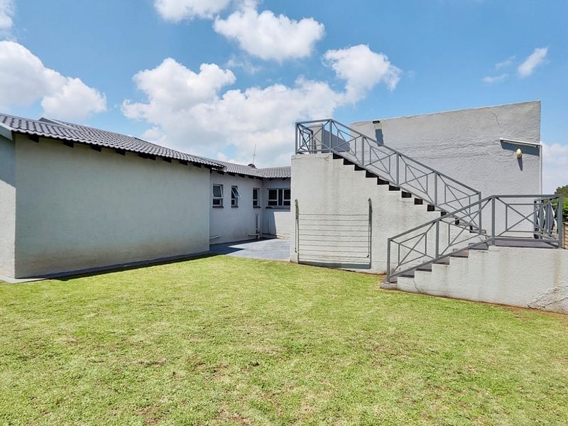 Charming 3-Bedroom Home With Stunning Vaal Dam Views - Photo 9