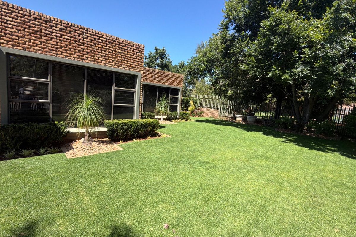 4 Bedroom house for sale in Wilkoppies - Photo 4