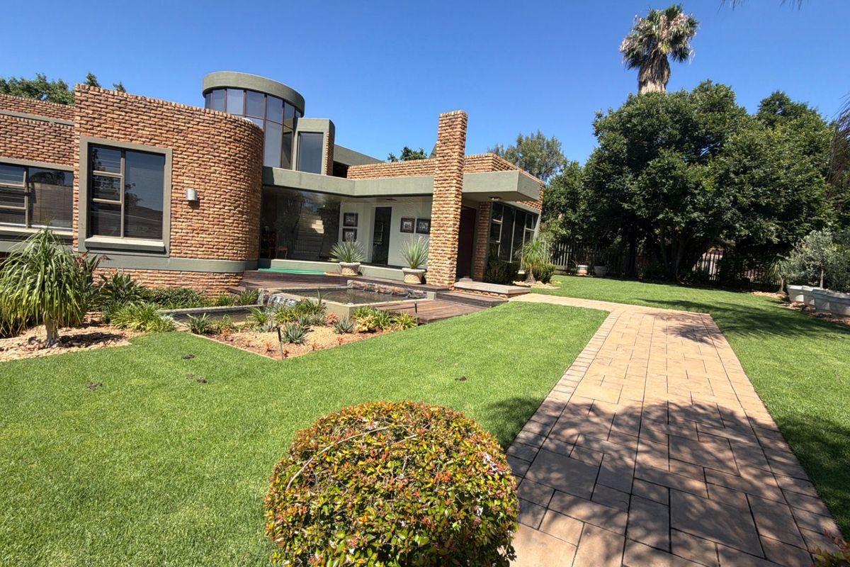 4 Bedroom house for sale in Wilkoppies - Photo 2
