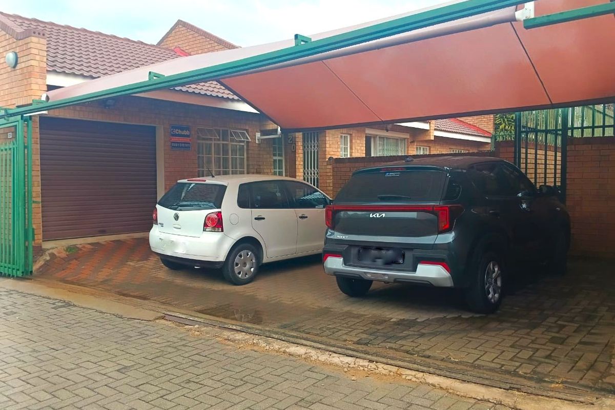 Secure Sterpark Townhouse with Garage & Prime Location - Photo 2