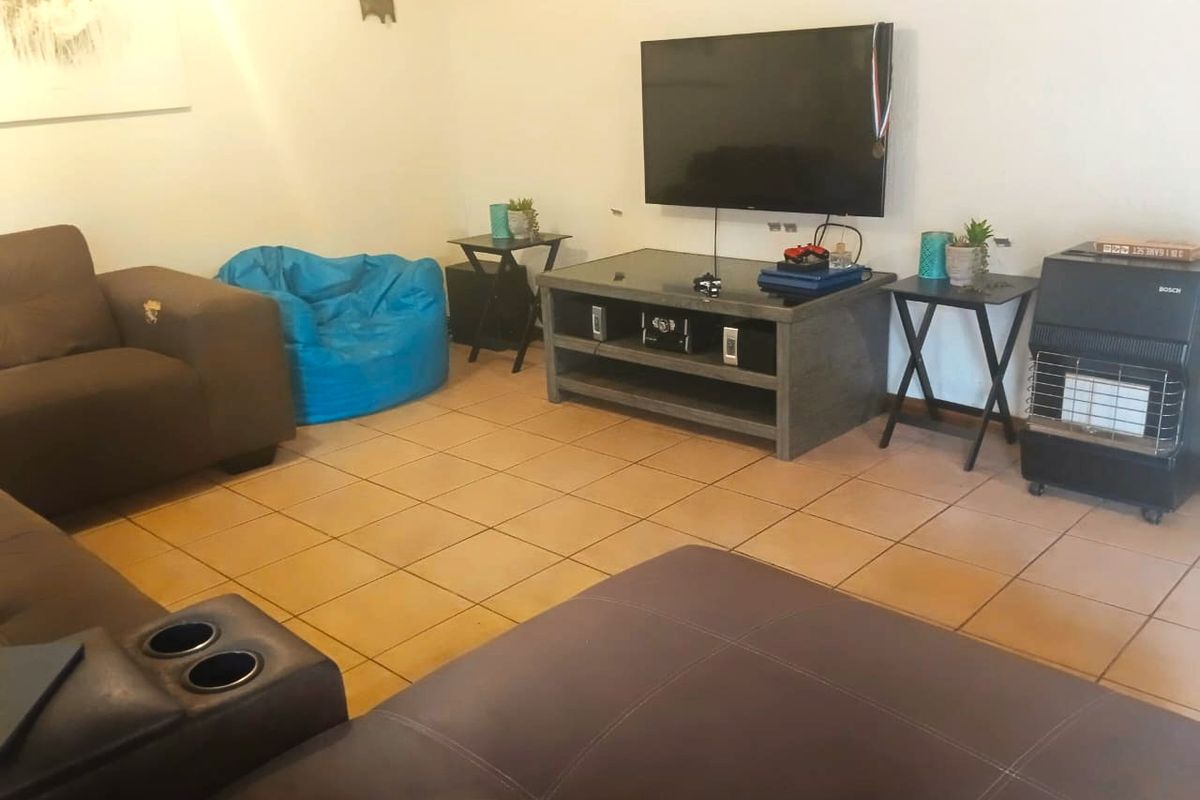 Secure Sterpark Townhouse with Garage & Prime Location - Photo 4