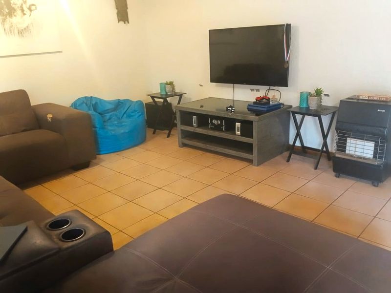 Secure Sterpark Townhouse with Garage & Prime Location - Photo 4