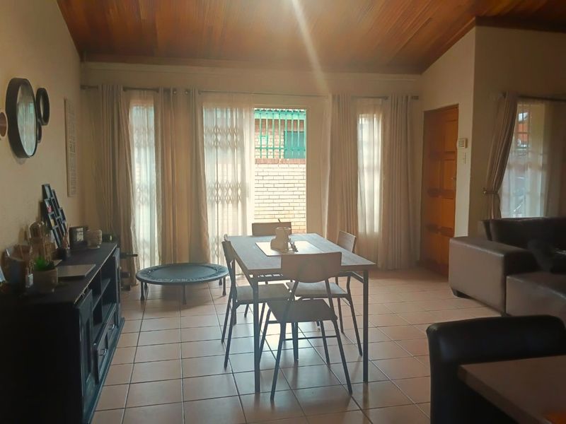 Secure Sterpark Townhouse with Garage & Prime Location - Photo 7