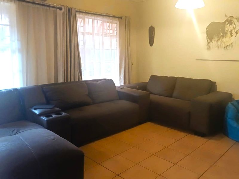 Secure Sterpark Townhouse with Garage & Prime Location - Photo 3