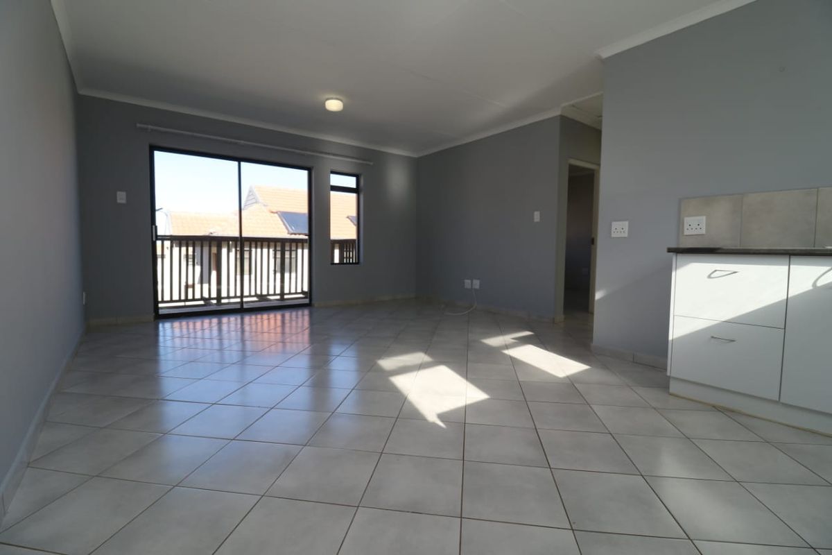 Modern 2-Bedroom Upstairs Apartment – Kidds Beach - Photo 5