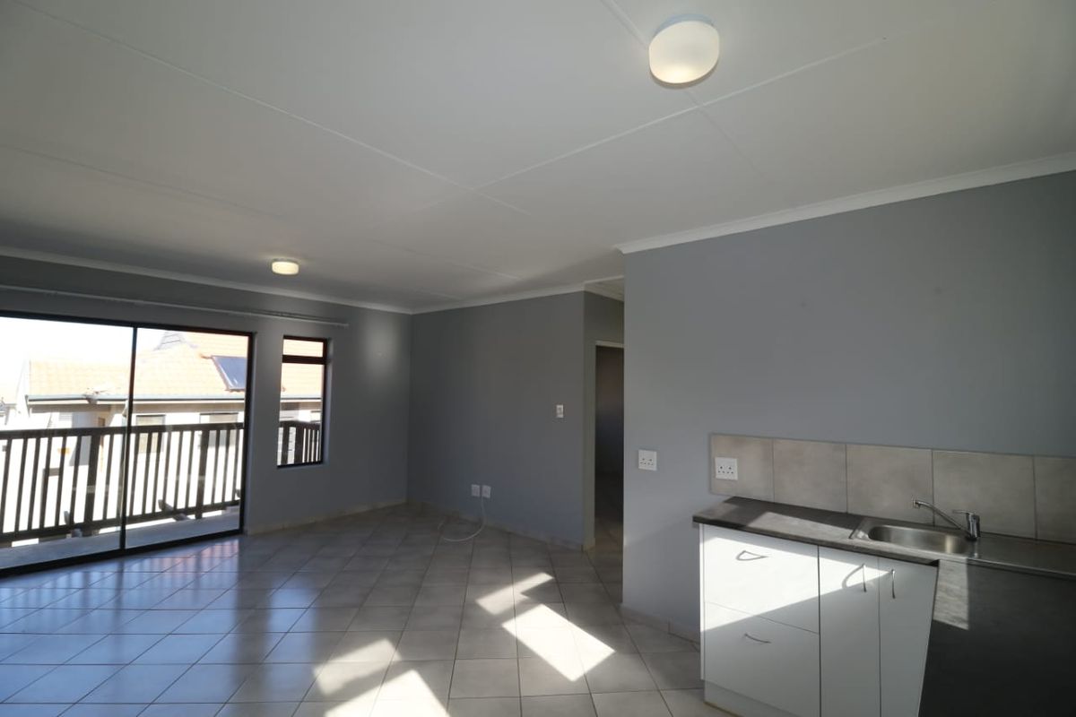 Modern 2-Bedroom Upstairs Apartment – Kidds Beach - Photo 2