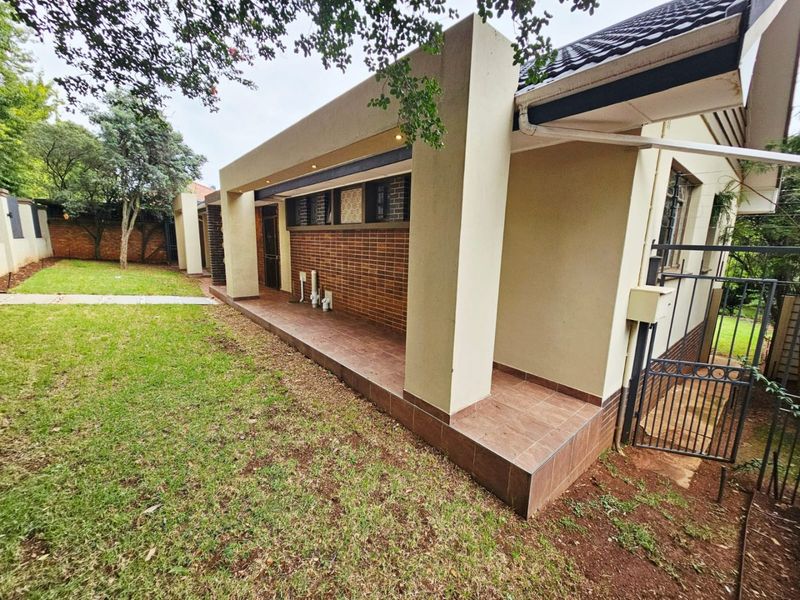 A Beautiful and Serene 3 Bedroom 2 bathroom house for rent in Groenkloof - Photo 2