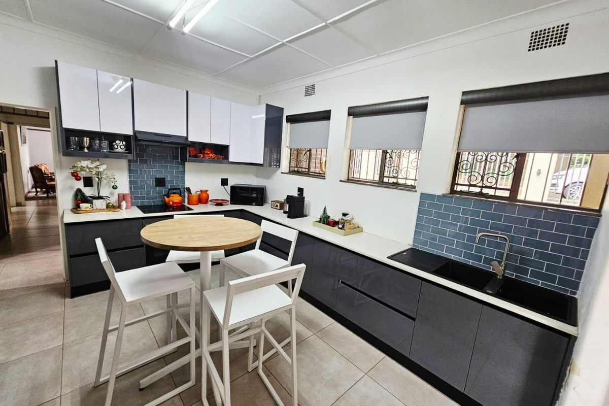 A Beautiful and Serene 3 Bedroom 2 bathroom house for rent in Groenkloof - Photo 5