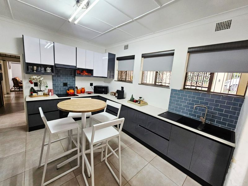 A Beautiful and Serene 3 Bedroom 2 bathroom house for rent in Groenkloof - Photo 5