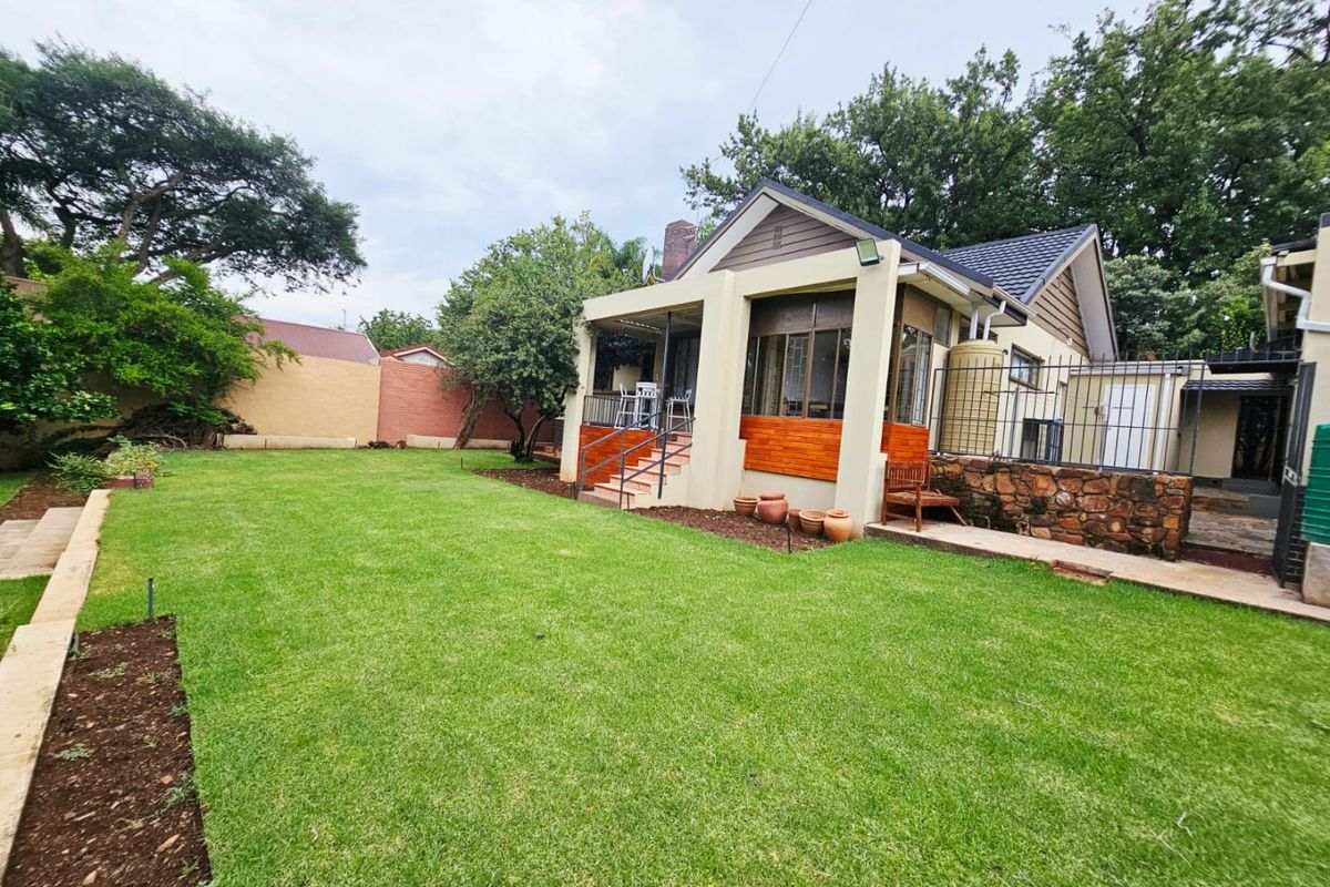 A Beautiful and Serene 3 Bedroom 2 bathroom house for rent in Groenkloof - Photo 3