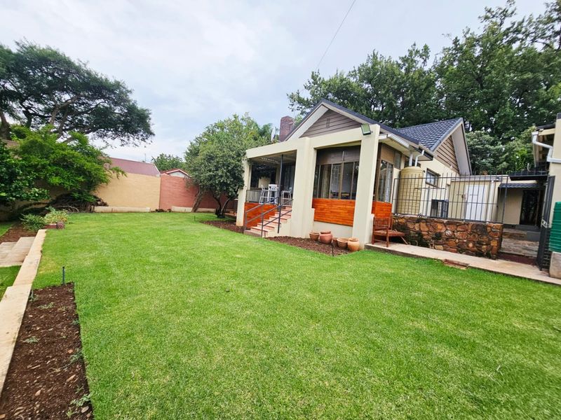 A Beautiful and Serene 3 Bedroom 2 bathroom house for rent in Groenkloof - Photo 3