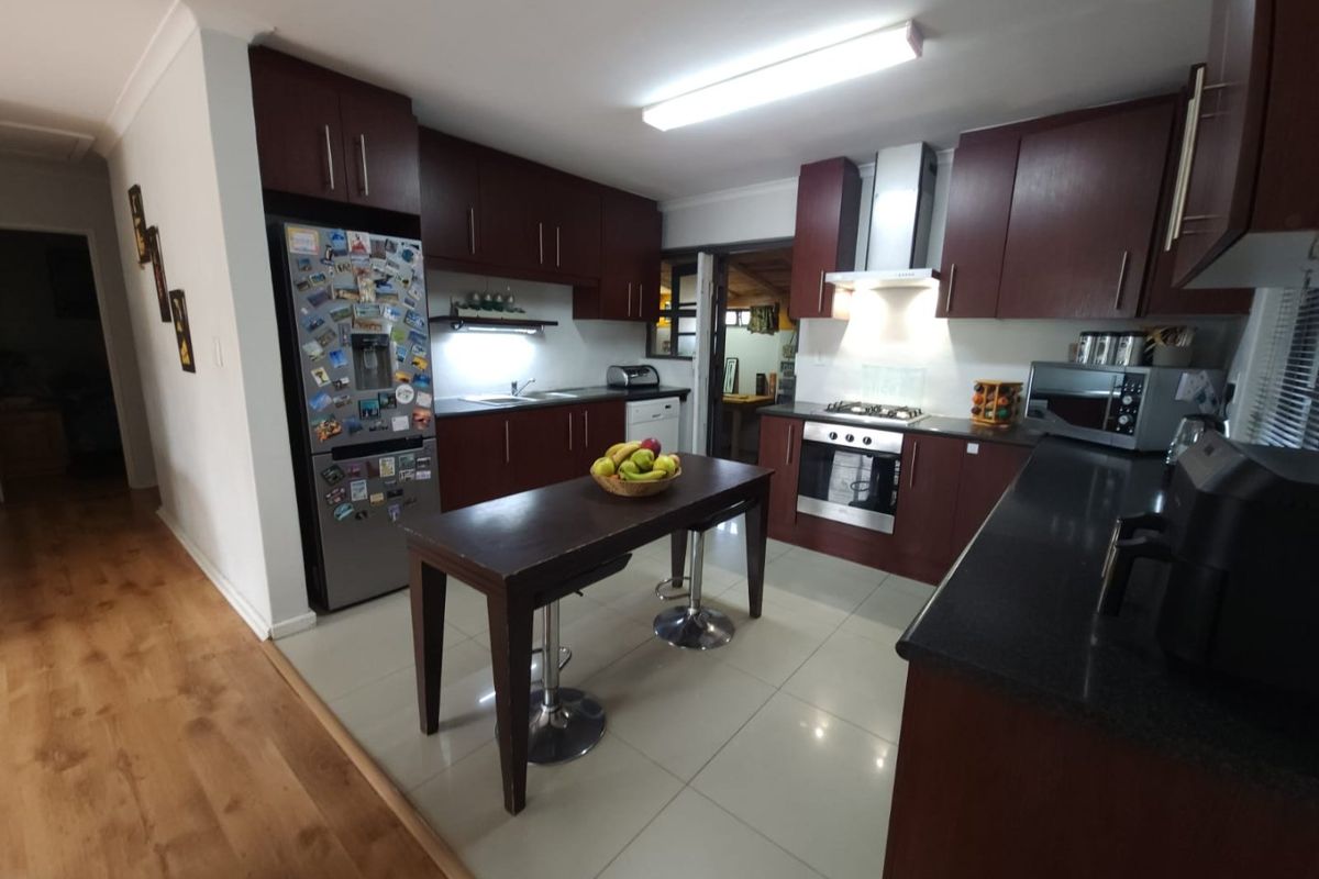3 bedroom house plus a 2 bedroom granny flat - Photo 2