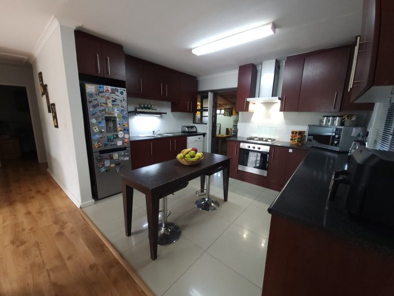 3 bedroom house plus a 2 bedroom granny flat - Photo 2