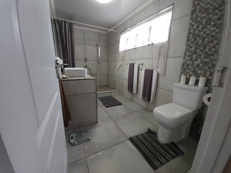 3 bedroom house plus a 2 bedroom granny flat - Photo 5