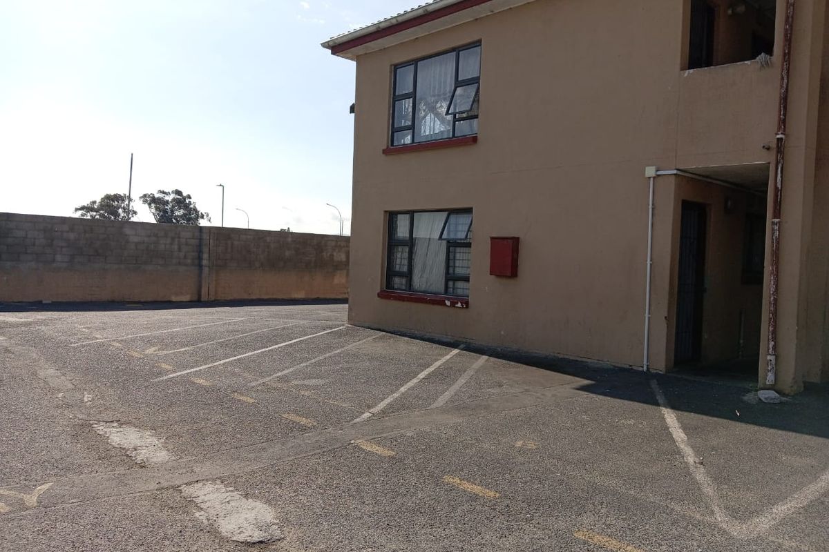 Ground Floor - 2 Bedroom Apartment with Great Potential -Kuilsriver - Photo 2