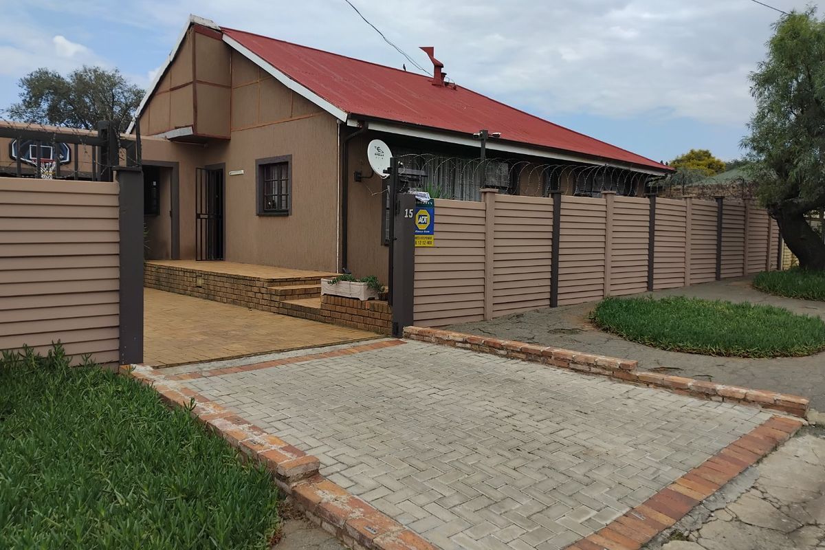 Neat and Comfortable Family Home in Primrose - Photo 3