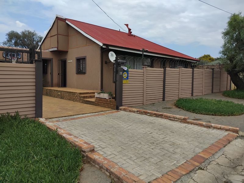 Neat and Comfortable Family Home in Primrose - Photo 3