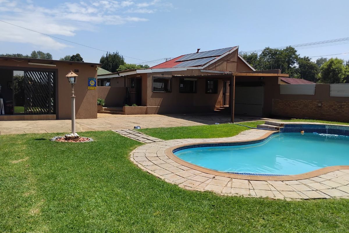 Neat and Comfortable Family Home in Primrose - Photo 2