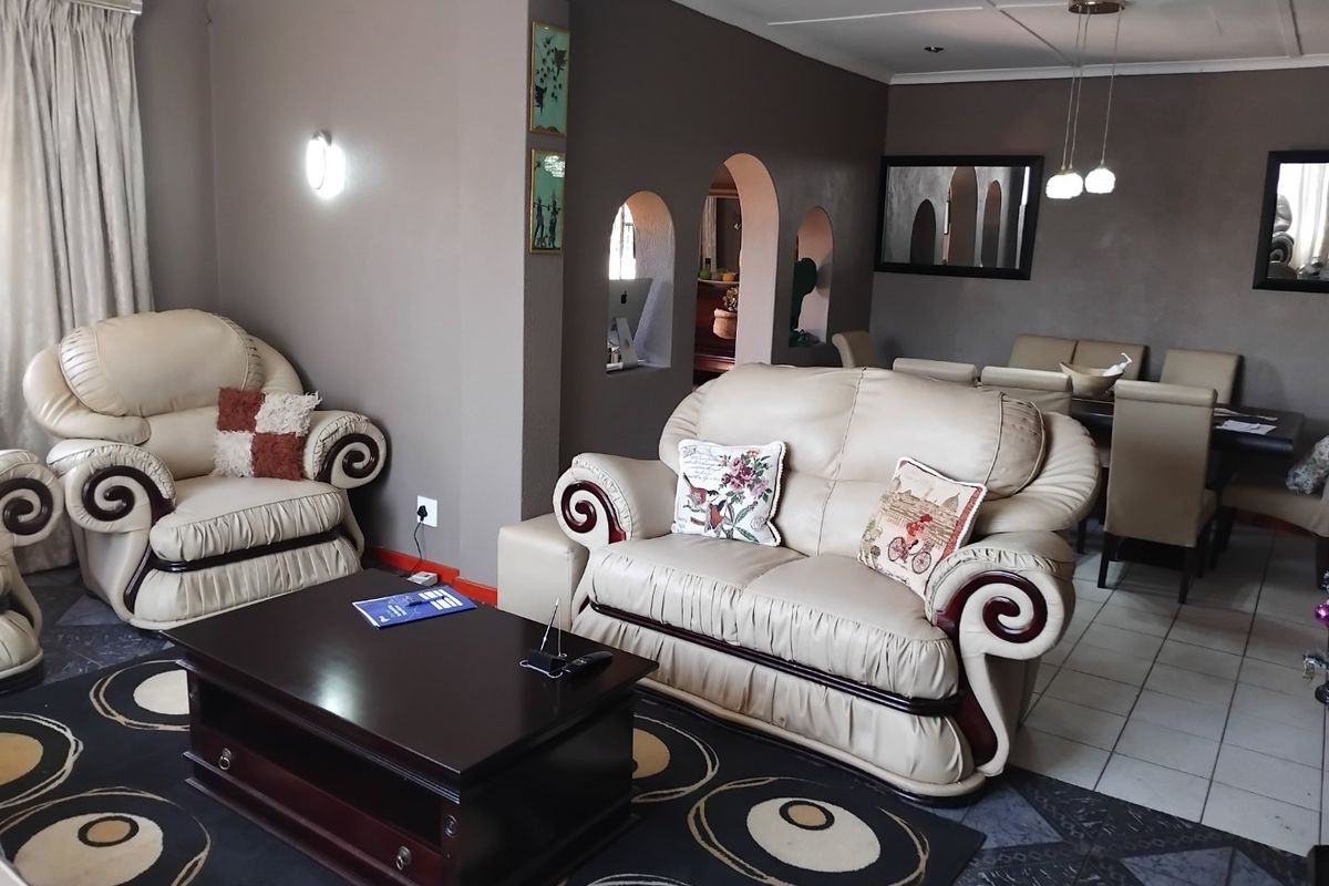 Neat and Comfortable Family Home in Primrose - Photo 5