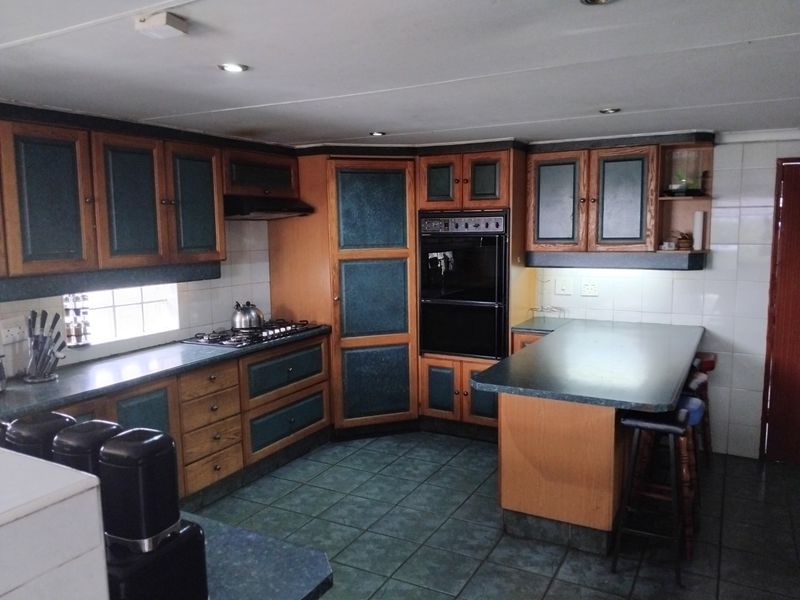 Neat and Comfortable Family Home in Primrose - Photo 4