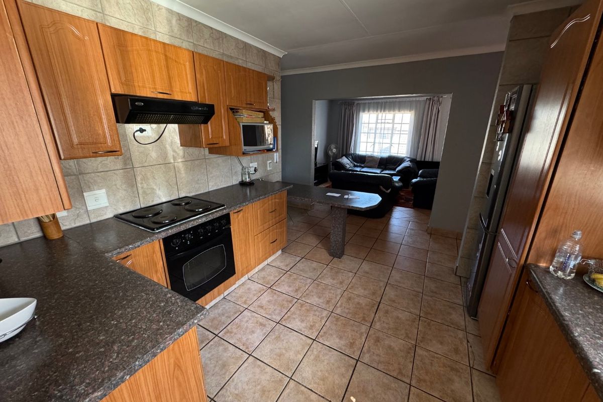 Modern Home Offering Comfort and Convenience - Photo 3