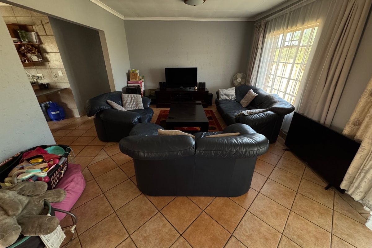 Modern Home Offering Comfort and Convenience - Photo 4