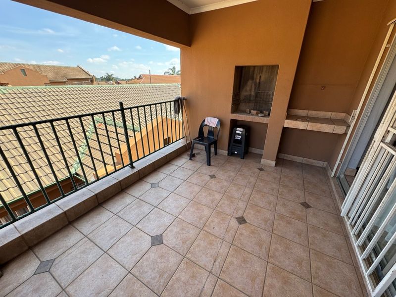 Modern Home Offering Comfort and Convenience - Photo 6