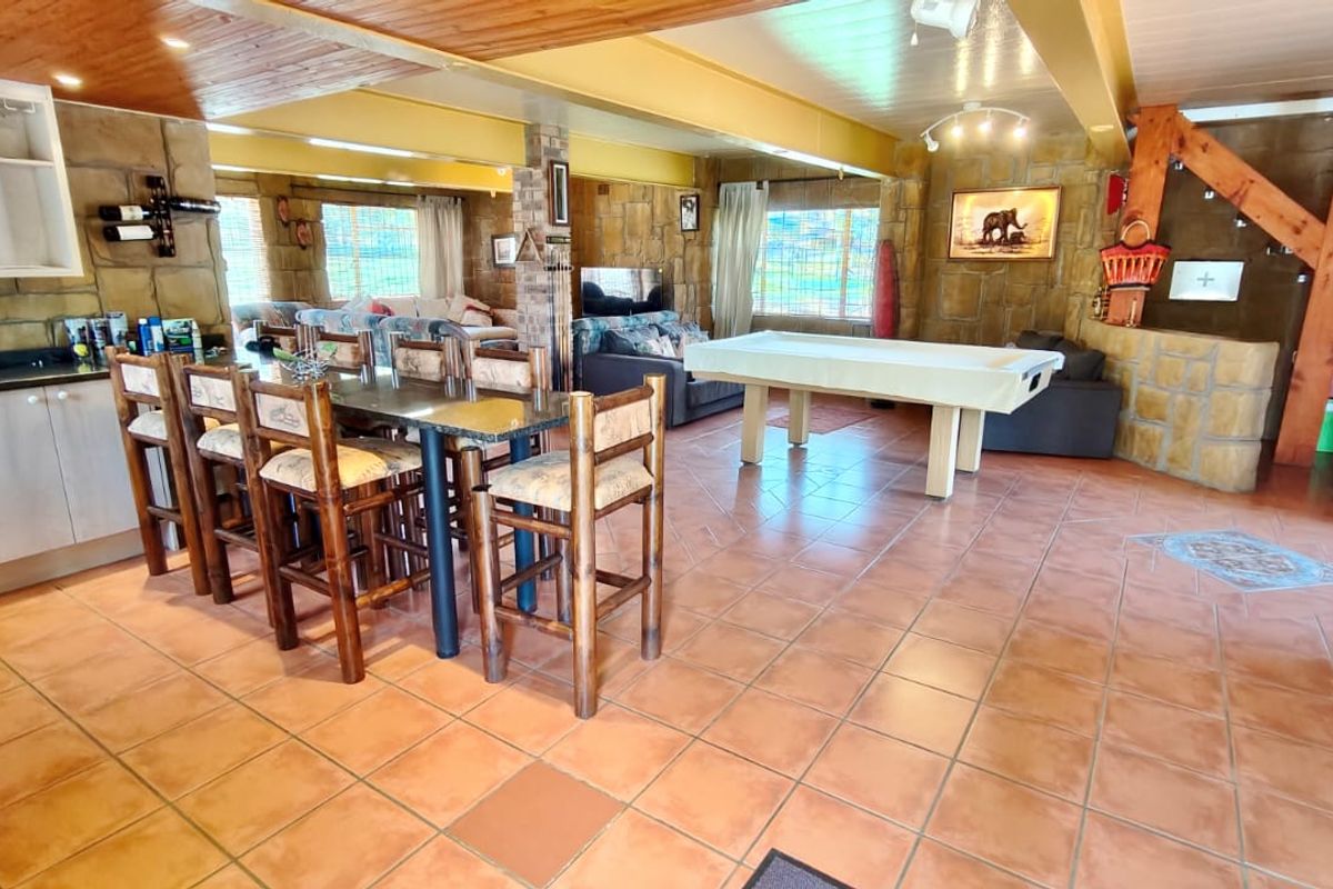 Spacious Family Retreat with Additional Stand - Photo 3